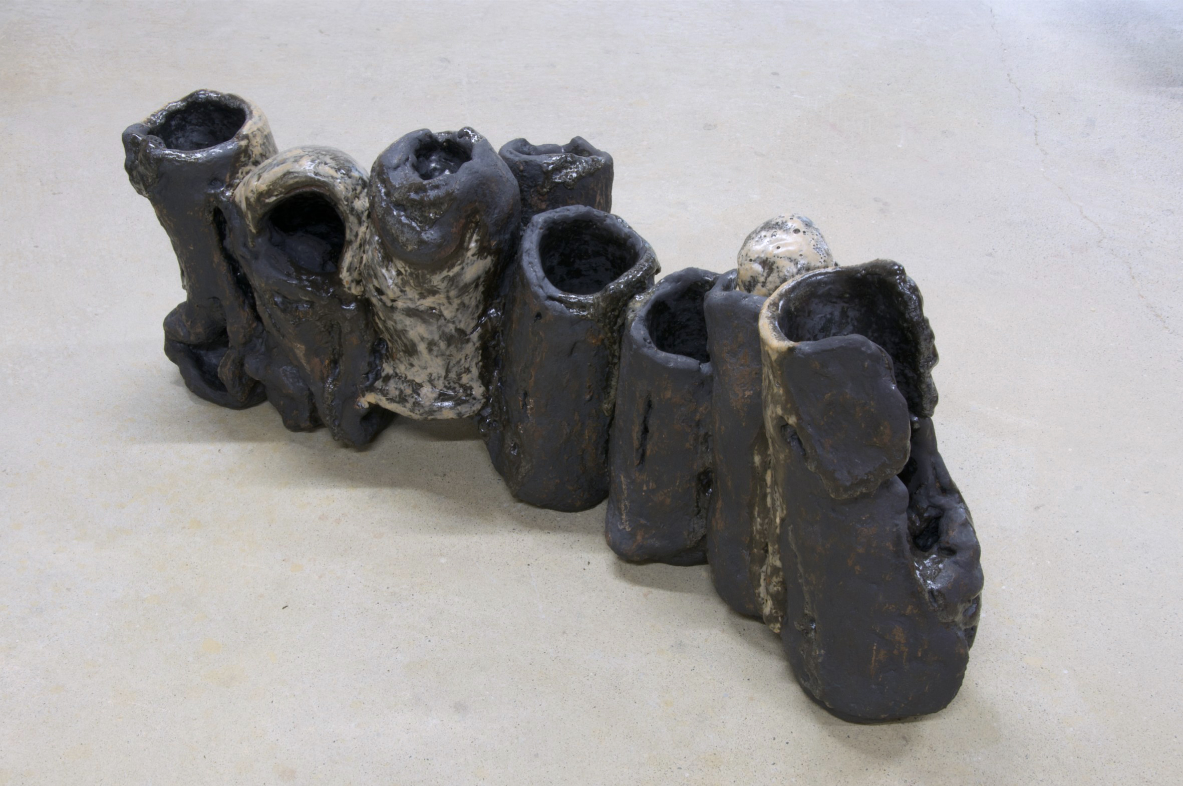 井上雅之 「H-261」 2026 陶 Ceramic 61.0×133.0×48.0cm