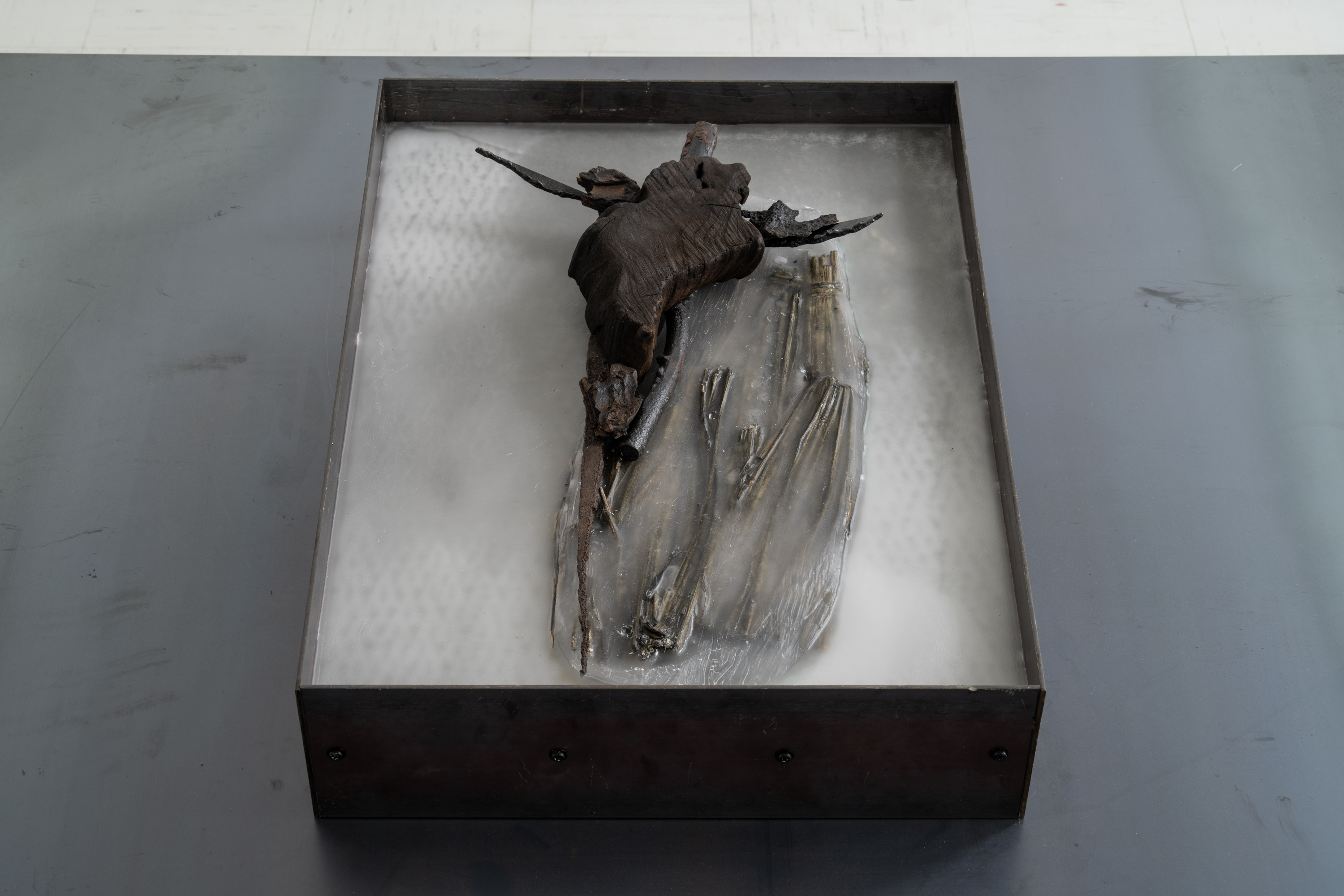 〈参考図版〉　川島清　「パティオ 46―亀影」　2023　木、鉄、藁、ワックス　15.0×44.5×60.5cm　撮影：加藤健