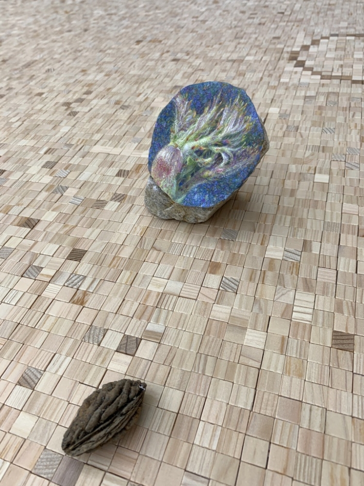 「とらしっぽりバー」(部分) stone, gesso, oil, wood (cypress, cedar), peach seed ©Mika Kato