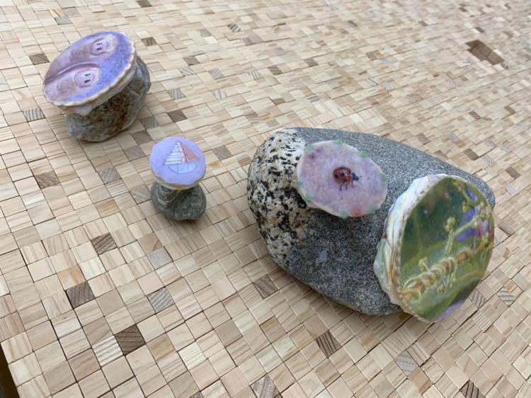 「とらしっぽリバー」(部分) stone, gesso, oil, wood (cypress, cedar) @Mika Kato