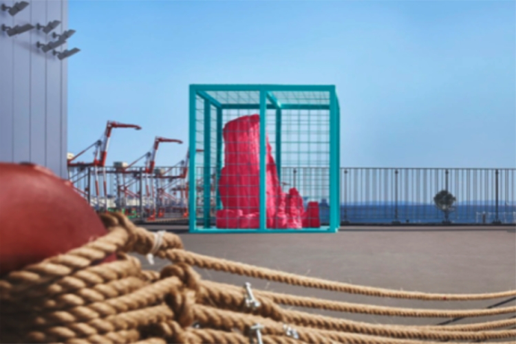 《ミッドウェイ石》, 2021, iron container, bollard, hemp rope, video, QR code, FRP stone dimension variable, installation view / Photo by Akira Arai(Nacása&Partners Inc.)