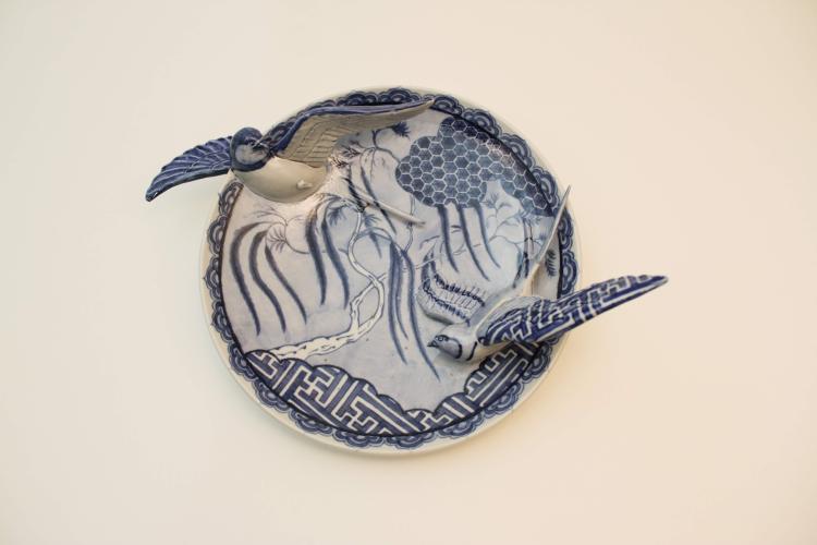 燕 / 皿　Swallows / Plate