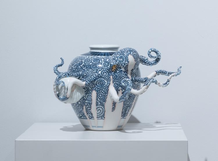 蛸に貝／壷　Octopus catching shellfish / Pot