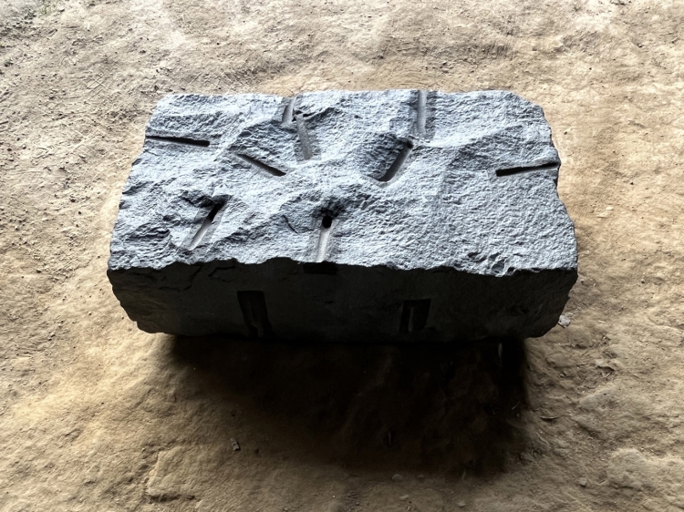 村井進吾　「トキノス2503」　2025　黒御影石　27.0×91.0×56.0cm